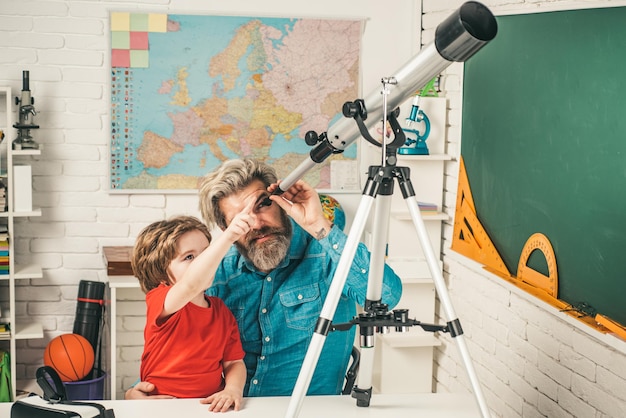 Père enseignant fils élève apprenant l'astronomie père et fils élève passant le week-end ensemble