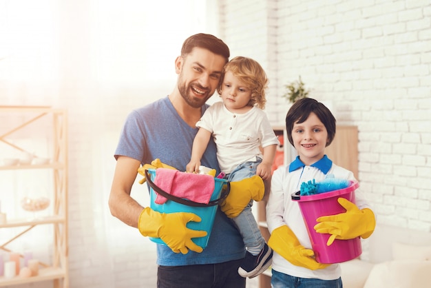 Père enseigne à un fils une maison de nettoyage.