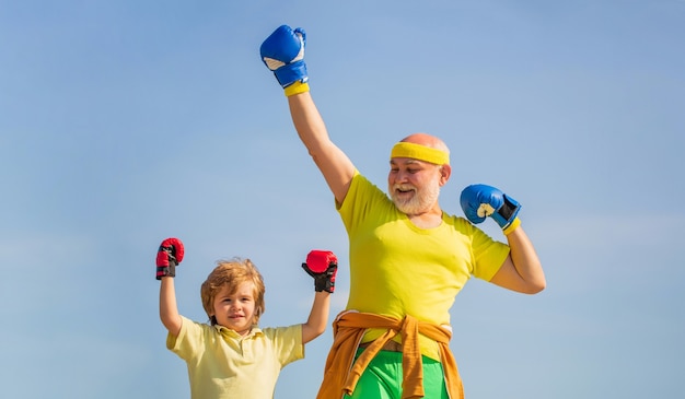 Père entraîne son fils à la boxe. Petit garçon sportif à l'entraînement de boxe avec entraîneur.