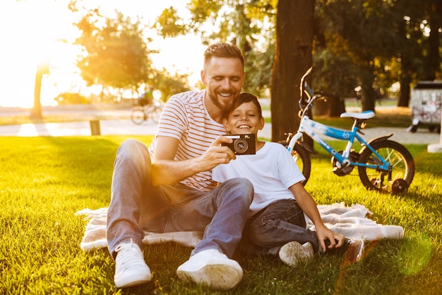 Père excité et son fils s'amusant ensemble