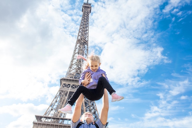 Père de famille et fille heureux et joyeux à Paris dans le contexte de la tour Eiffel