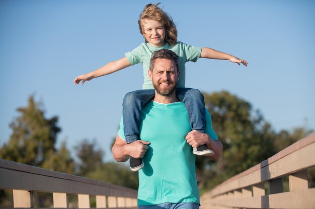 Père ferroutage son fils à l'extérieur de la famille heureuse