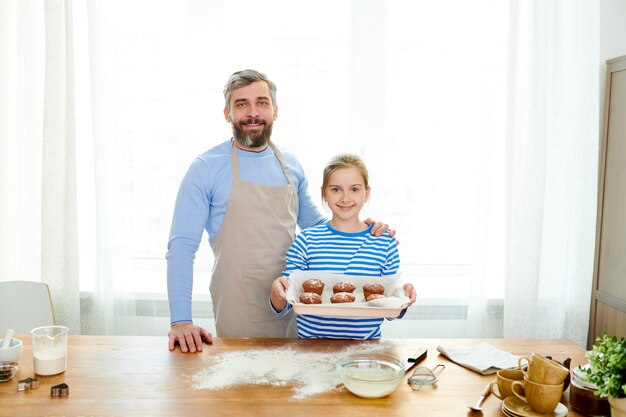 Père fier avec petite fille