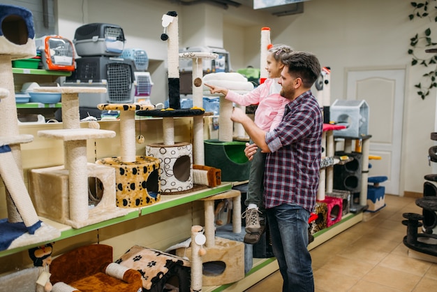 Père et fille, acheter des fournitures dans PetShop