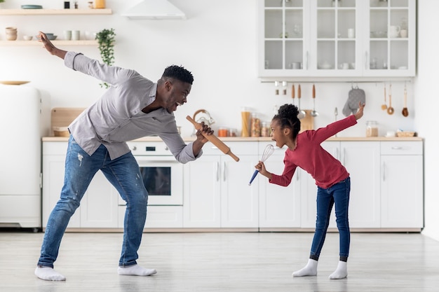 Père et fille afro-américains talentueux chantant