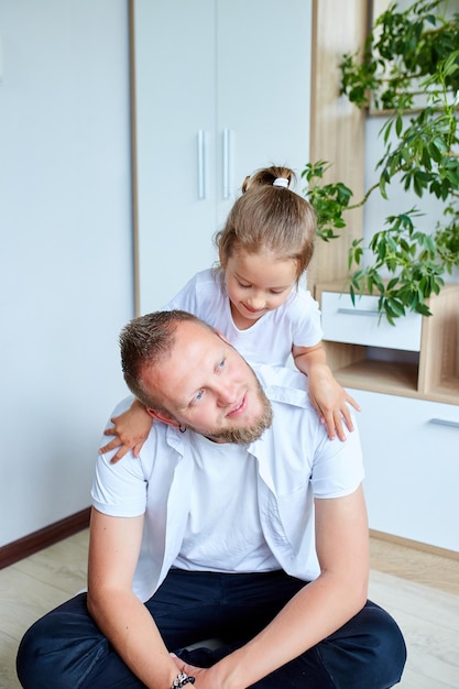 Père et fille en blanc passer du temps à la maison