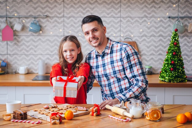 Père et fille avec cadeau de Noël