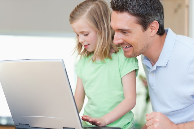 Père et fille avec carnet