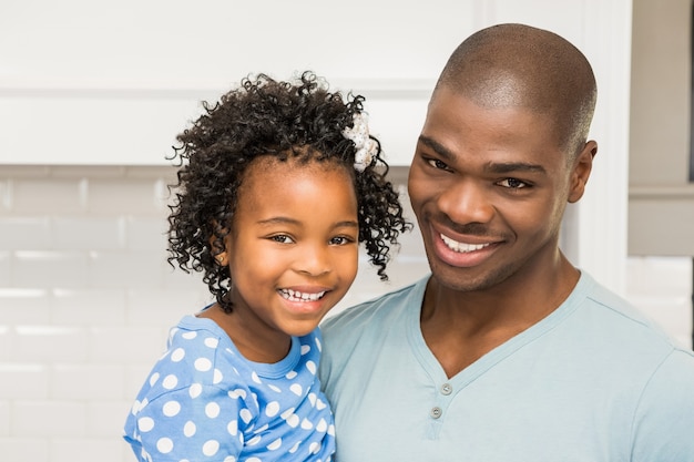 Père et fille dans la cuisine