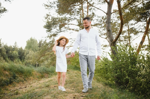 Père et fille dans la nature