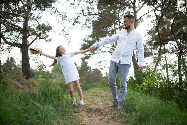 Père et fille dans la nature