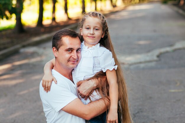 Père et fille dans le parc