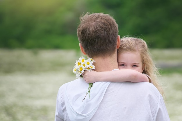 Père et fille dans le pré de camomille