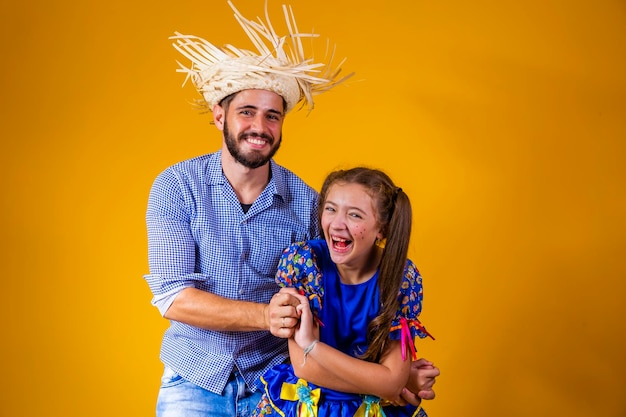 Père et fille dansant quadrilha à la célébration de juin festa junina Père et fille avec costume de festa junina