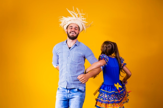 Père et fille dansant quadrilha à la célébration de juin festa junina Père et fille avec costume de festa junina