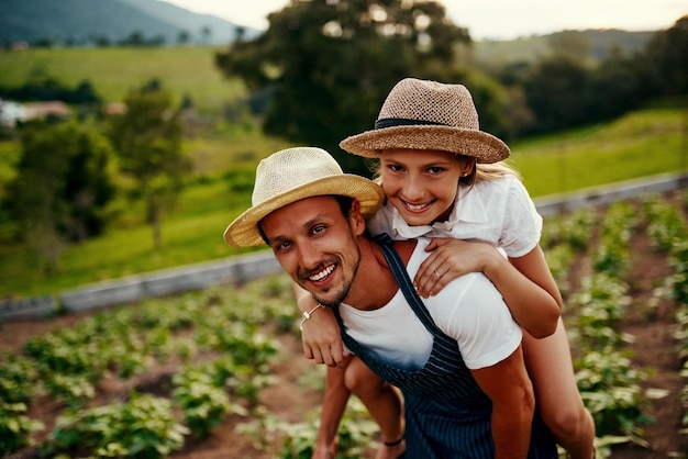 Père et fille à la ferme pour lier l'amour et le développement à la durabilité de l'agriculture Homme et fille et perpétuer la ferme d'enseignement, d'apprentissage et d'agriculture en plein air avec soutien