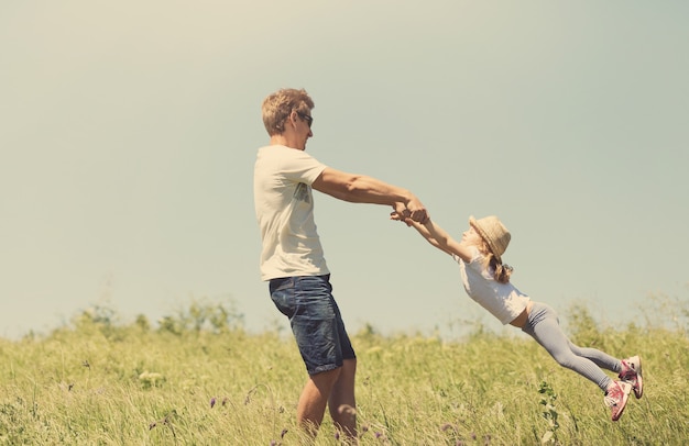 Père et fille filature en plein air