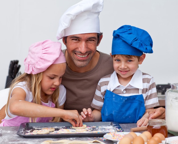 Père et fille et fils dans la cuisine