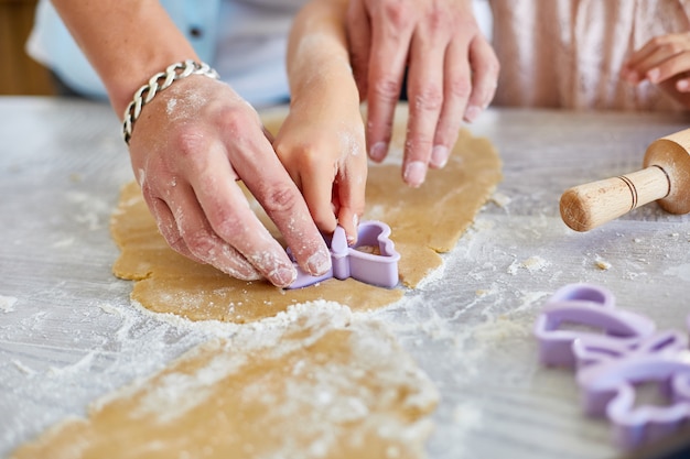 Père et fille font des biscuits par moule