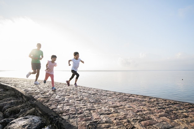 Père et fille font des exercices de course en plein air