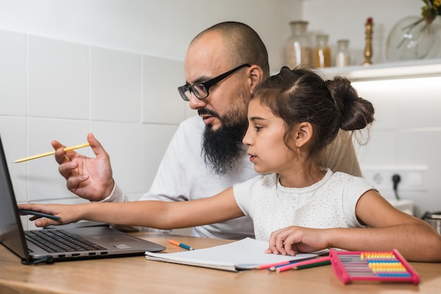 Photo père et fille font leurs devoirs ensemble.