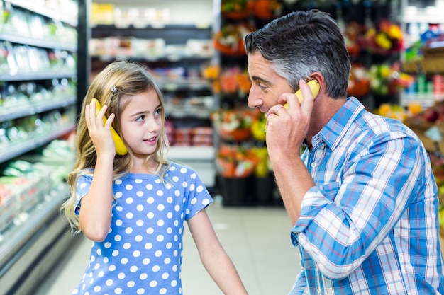 Père et fille jouant avec des bananes