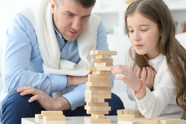 Père et fille jouant à un jeu