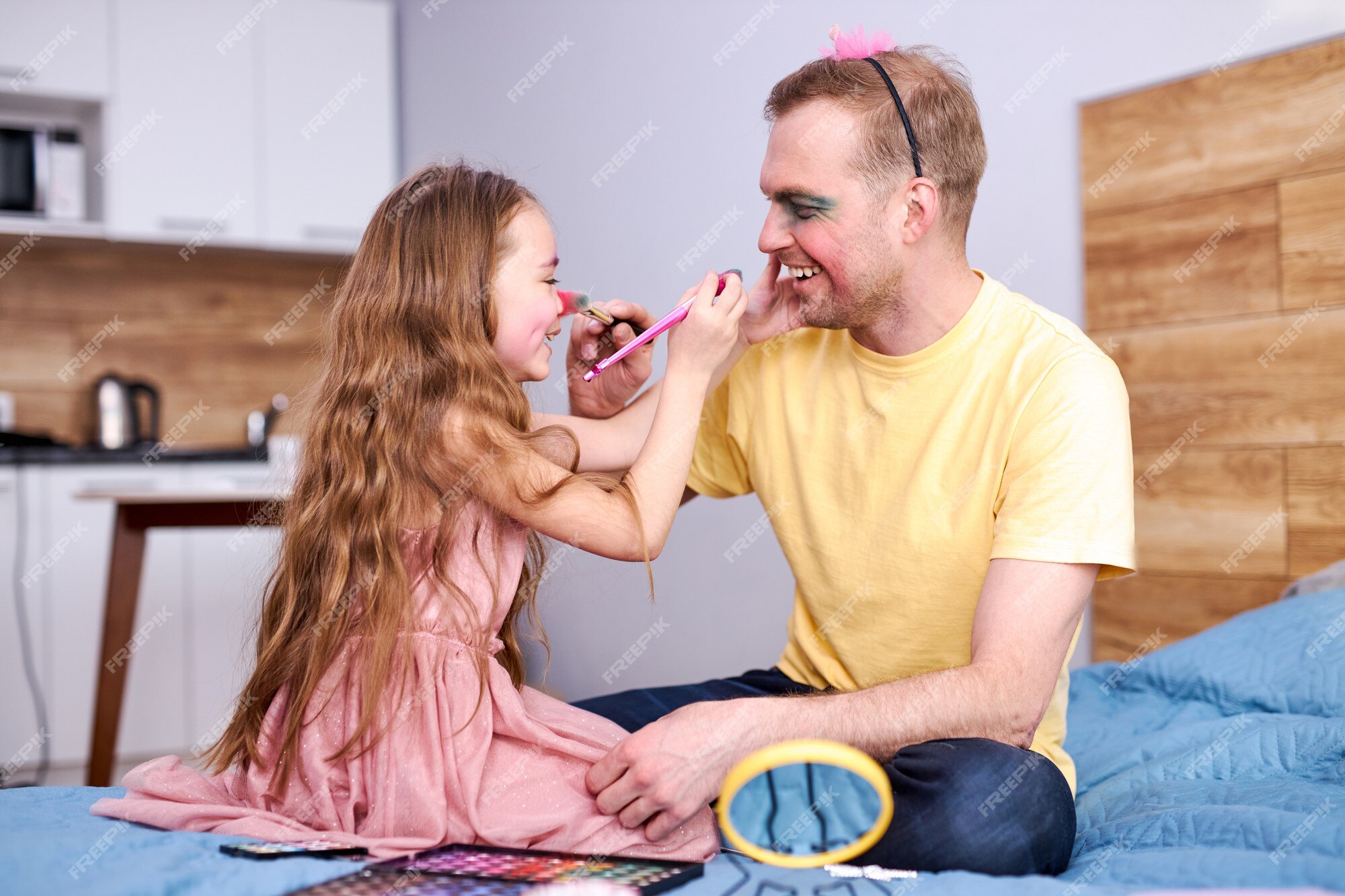 Père Et Fille Jouant à La Maison Avec Pinceau De Maquillage Faire Du  Maquillage Sur Le Visage