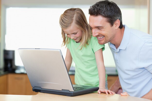 Père et fille avec ordinateur portable