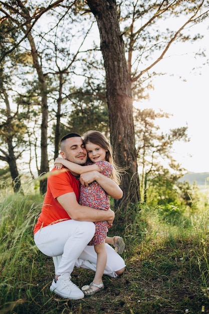 Père et fille partagent l'amour