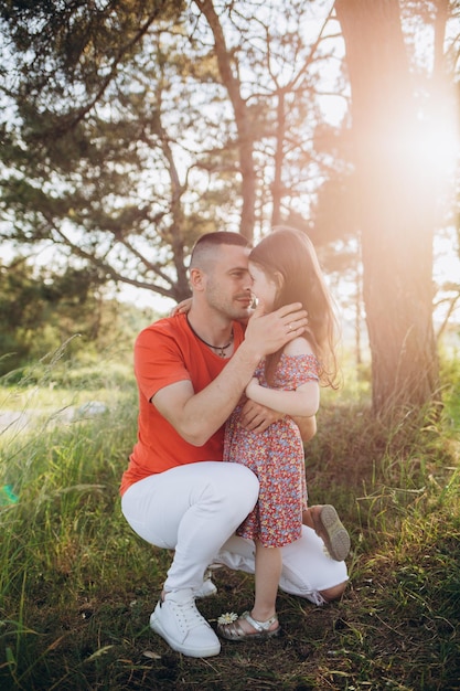 Père et fille partagent l'amour