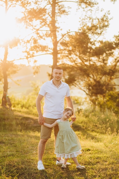 Père et fille partagent l'amour