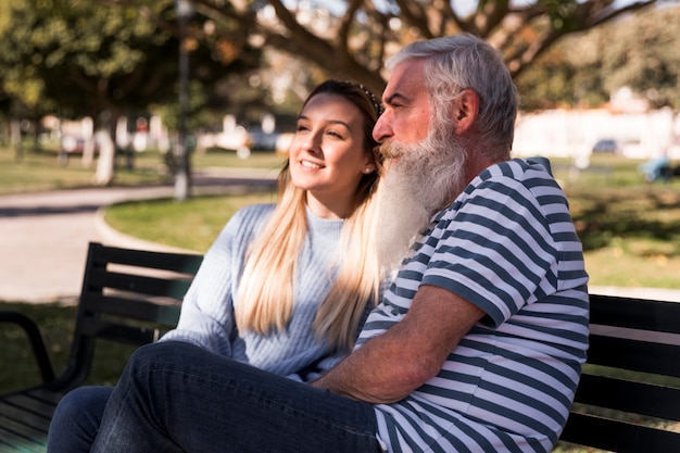 Père et fille passent du temps ensemble