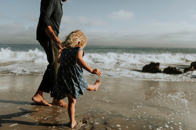 Père et fille à la plage