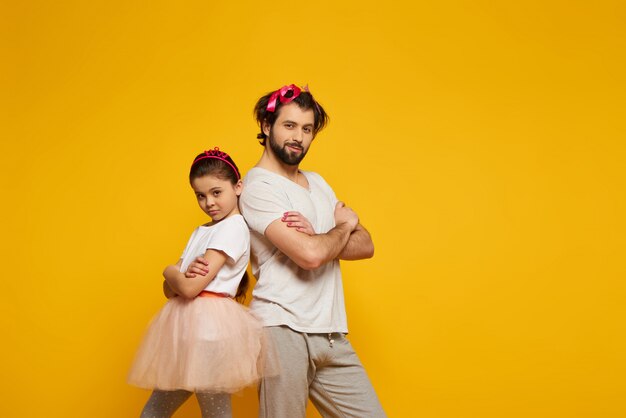 Père et fille posant avec un bras Akimbo.