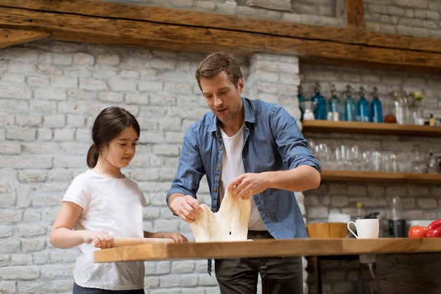 Père Et Fille Préparant Du Pain Dans La Cuisine