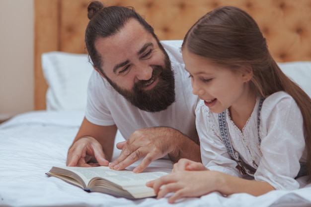 Photo père et fille profitant d'une journée confortable à la maison