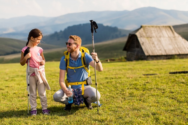 Père et fille en randonnée