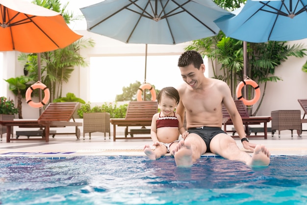 Père et fille s'amusant dans la piscine. Vacances d'été et concept de vacances