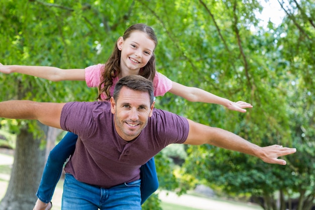 Père et fille s&#39;amuser dans le parc