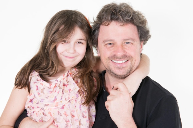 Père et fille s'embrassant et souriant, sur fond blanc