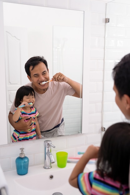 Père et fille se brosser les dents ensemble