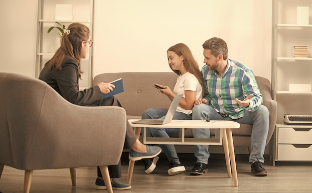 Père et fille à la séance de psychologue réunion de parents-enseignants de thérapie familiale