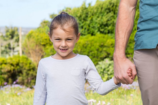 Père et fille, souriant à la caméra