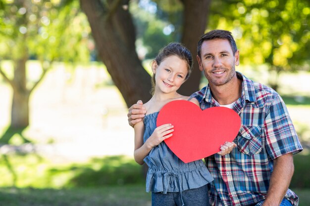 Père et fille, souriant dans le parc