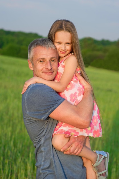 Père et fille sur le terrain.