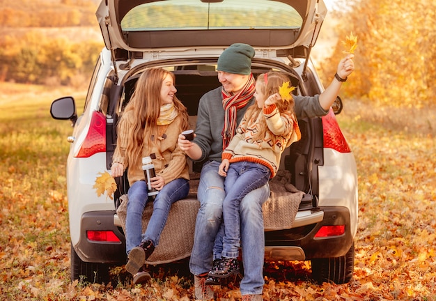 Père avec filles dans un environnement d'automne