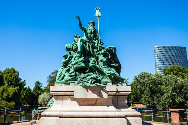 Père filles du Rhin monument Düsseldorf