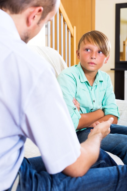 Père et fils adolescent discutant