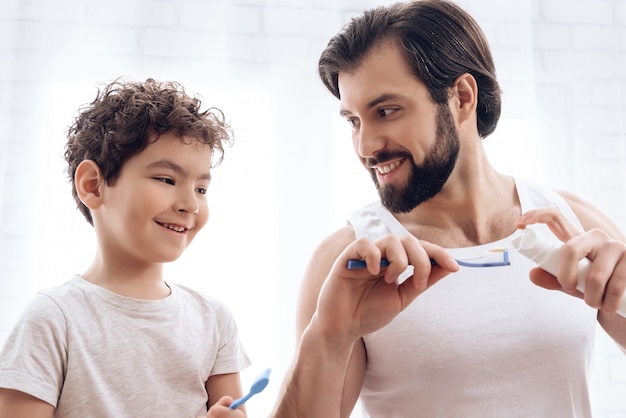 Un père et un fils adultes se frôlent.